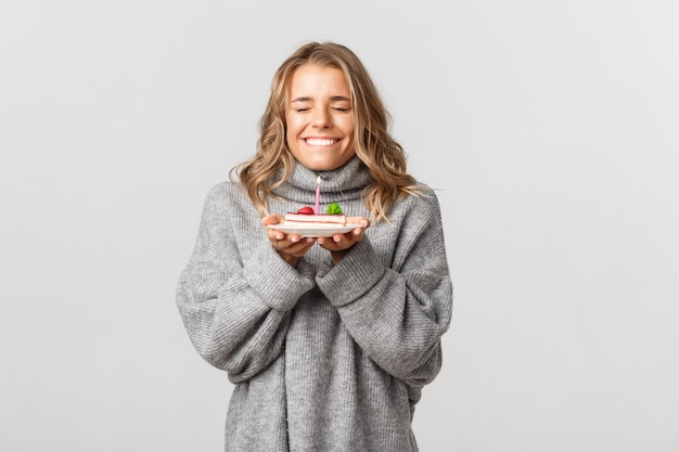 Belle femme dans un pull gris posant