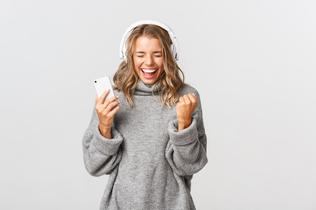 Belle femme dans un pull gris posant