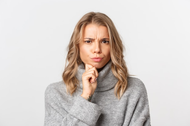 Belle femme dans un pull gris posant