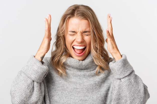 Belle femme dans un pull gris posant