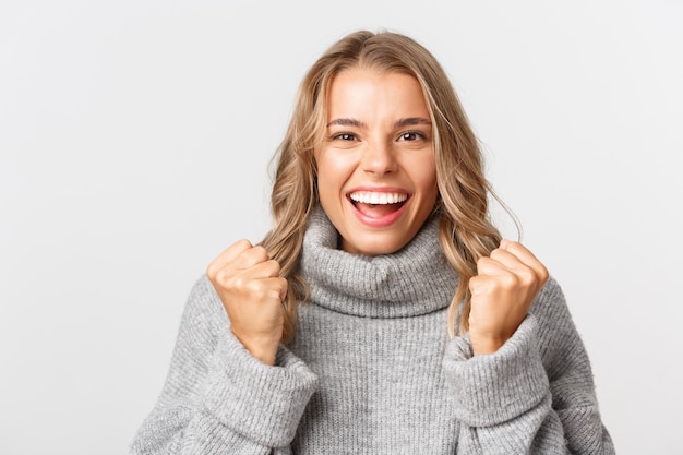 Belle femme dans un pull gris posant