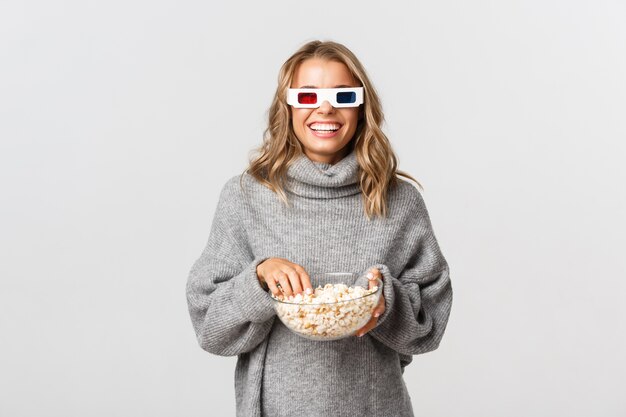 Belle femme dans un pull gris posant