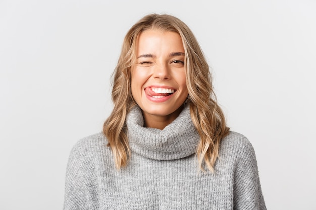 Belle femme dans un pull gris posant