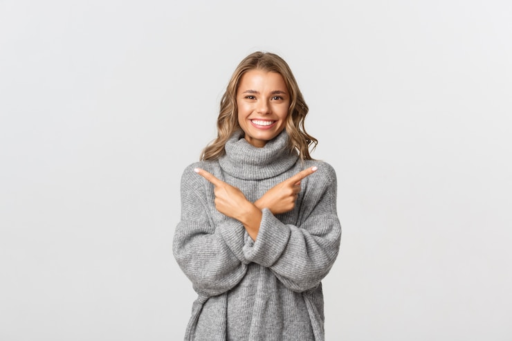 Photo belle femme dans un pull gris posant