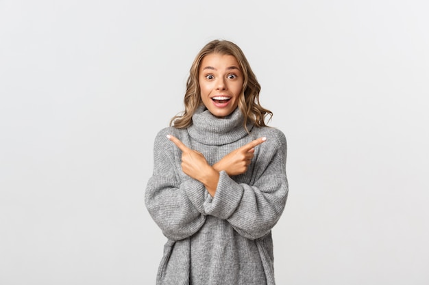 Belle femme dans un pull gris posant