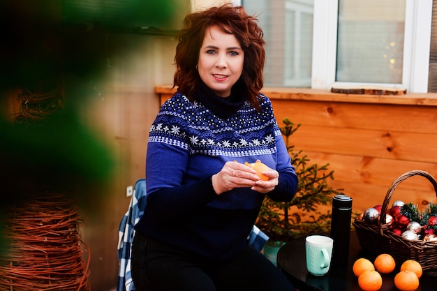 Belle femme dans un pull en plein air à Noël