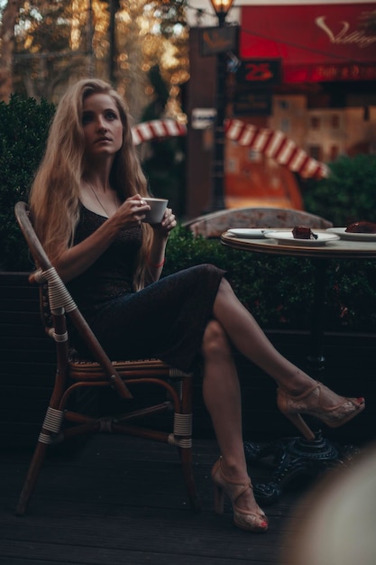 Belle femme dans la rue du café