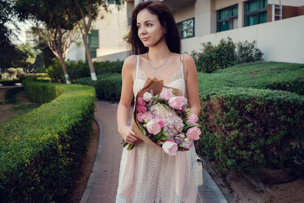 Belle femme dans une rue de la ville de Dubaï.