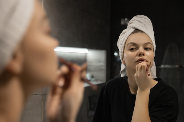 Belle femme dans la salle de bain imaginez les lèvres après la douche