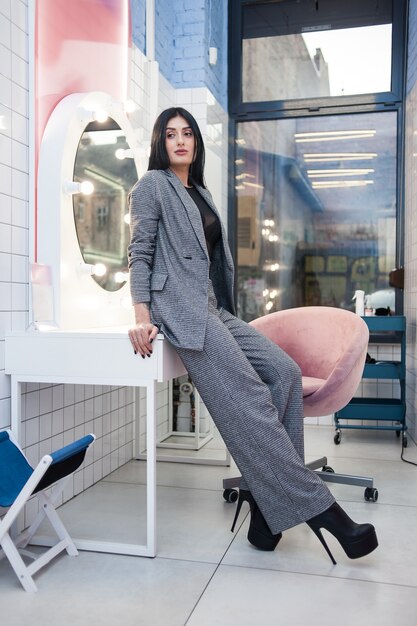 Belle femme dans un salon de beauté près du miroir