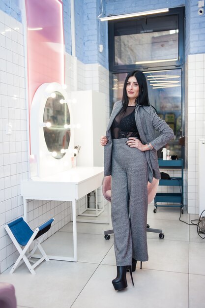 Belle femme dans un salon de beauté près du miroir