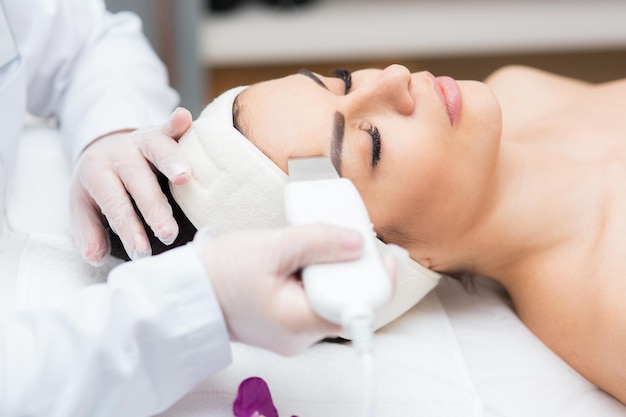 Belle femme dans un salon de beauté professionnel au cours de la procédure de rajeunissement jeune femme dans un salon de beauté