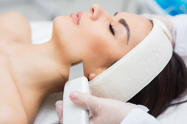 Belle femme dans un salon de beauté professionnel pendant la procédure de rajeunissement jeune femme dans un salon de beauté...