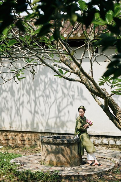 Belle femme dans le vieux jardin