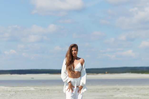 Belle femme debout au bord de la mer