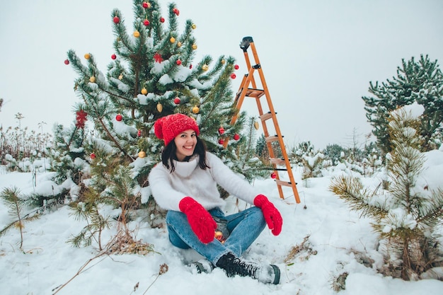 Belle femme décorer un sapin de Noël