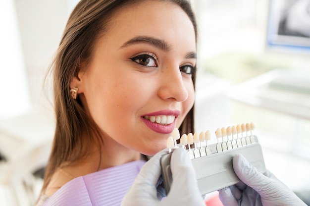 Belle femme en dentisterie.