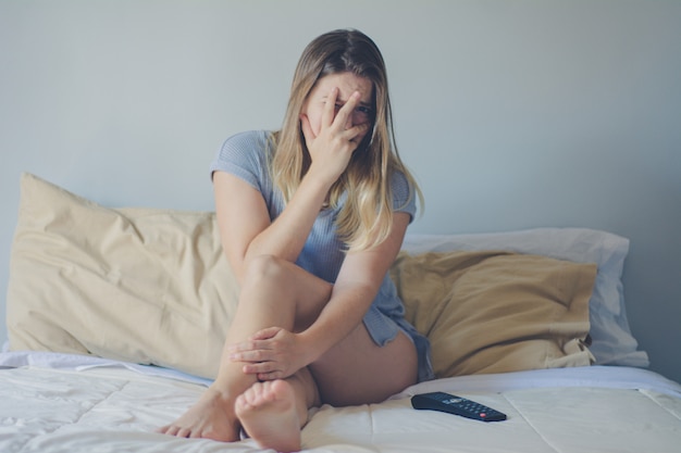 Belle Femme Devant La Télé Et Allongée Sur Le Lit.