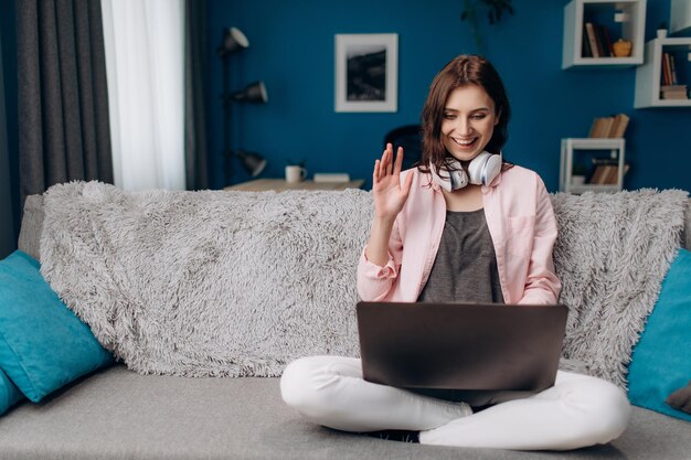 Photo belle femme discutant sur internet avec une caméra web