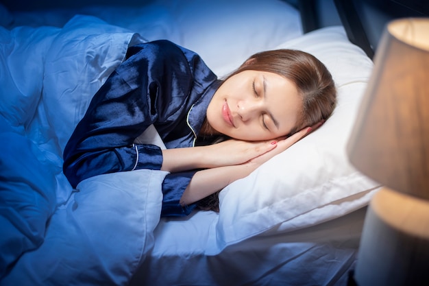 Belle femme dort dans la chambre