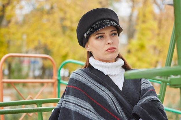 Belle femme douce dans le parc d'automne