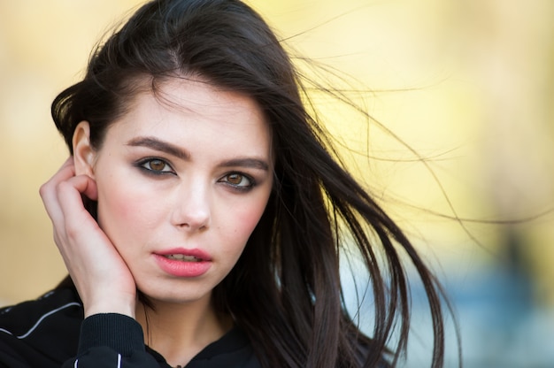 Belle femme avec du maquillage en plein air