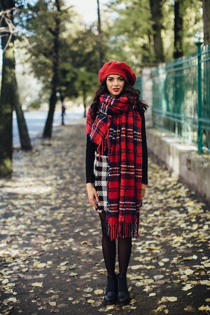 Belle femme avec une écharpe à carreaux