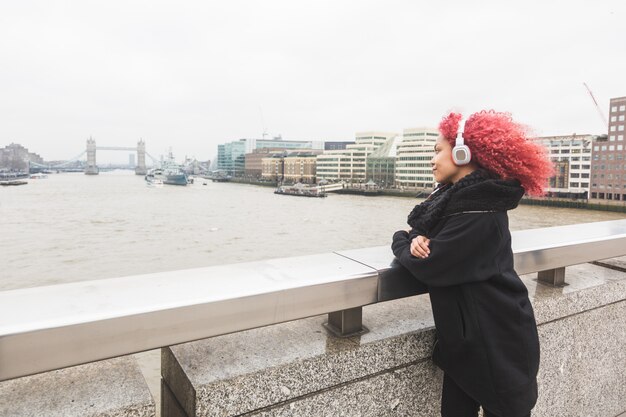 Belle femme écoutant de la musique à Londres