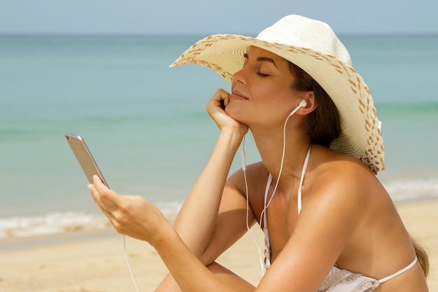 Belle Femme écoutant De La Musique Sur La Plage