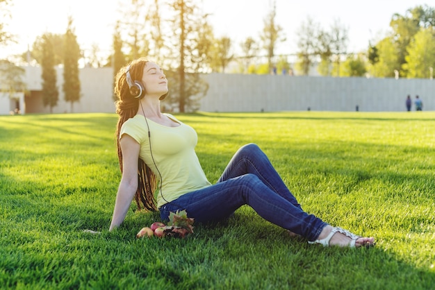 Belle femme écoutant de la musique avec ses écouteurs