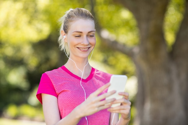 Belle femme écoutant de la musique sur téléphone mobile