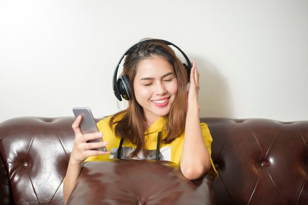 Belle femme écoute de la musique à la maison