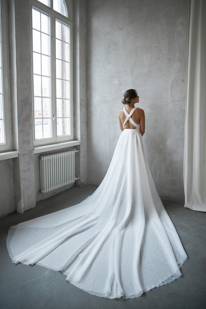 Belle femme élancée en robe de mariée blanche, nouvelle collection de robes pour la mariée