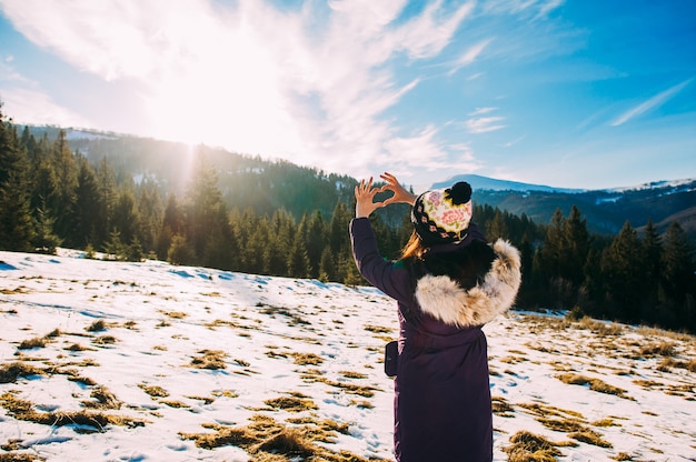 Belle femme élégante dans les montagnes enneigées, jolie fille de haute montagne couverte de neige, concept de vacances d&#39;hiver