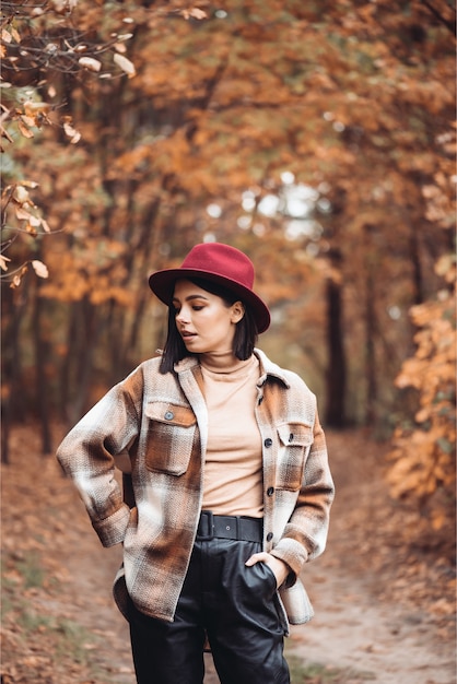 Belle femme élégante dans un parc