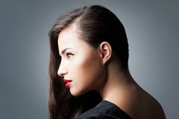 belle femme élégante avec du maquillage