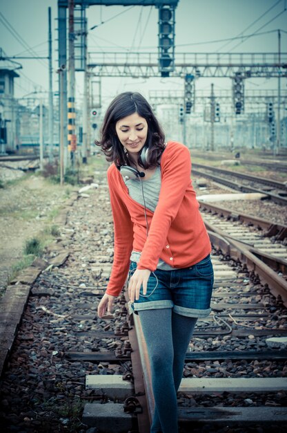 Belle femme élégante, écouter de la musique