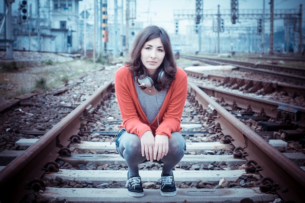 Photo belle femme élégante, écouter de la musique