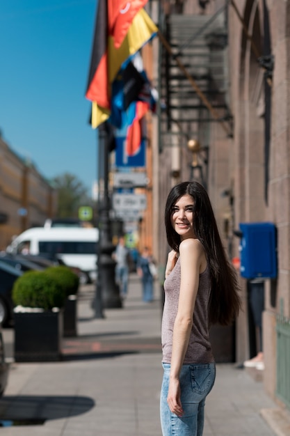 Belle femme élégante se promenant dans la ville