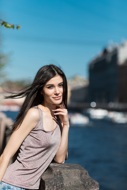 Belle femme élégante se promenant dans la ville