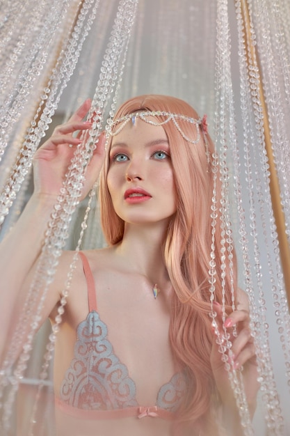 Belle femme elfe en sous-vêtements longs cheveux roses Portrait de beauté look romantique style rétro