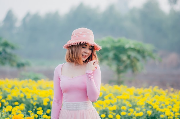 Photo belle femme. elle est heureuse d'être dans le jardin fleuri.