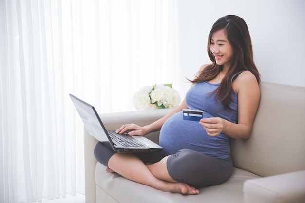 Belle femme enceinte achète des trucs en ligne