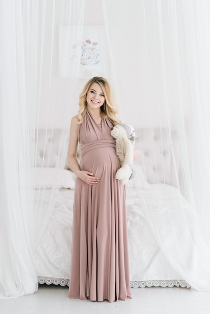 Belle femme enceinte blonde