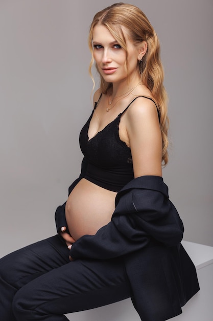 belle femme enceinte blonde