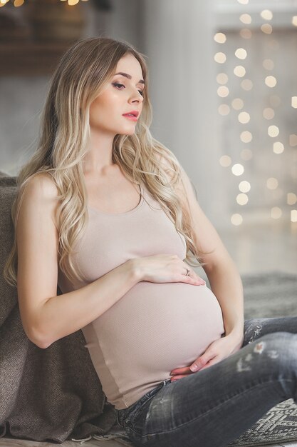 Belle femme enceinte avec décoration de Noël