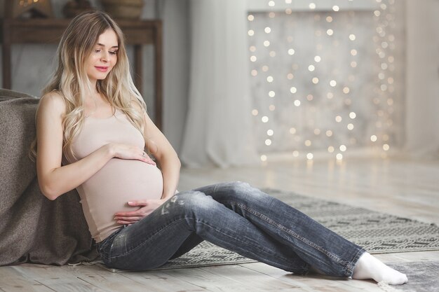 Belle femme enceinte avec décoration de Noël