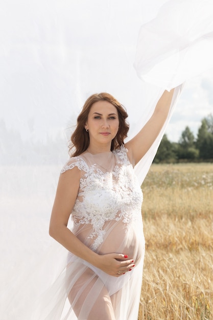 Belle femme enceinte à l'extérieur