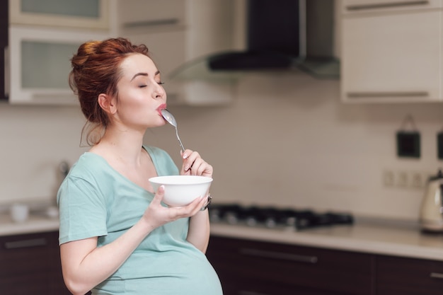 Belle femme enceinte, manger des céréales