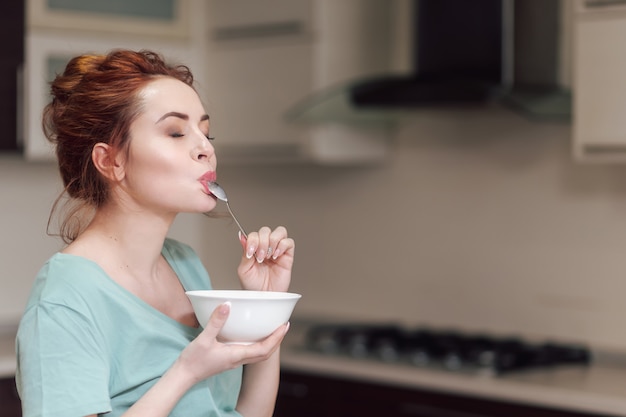 Belle femme enceinte, manger des céréales